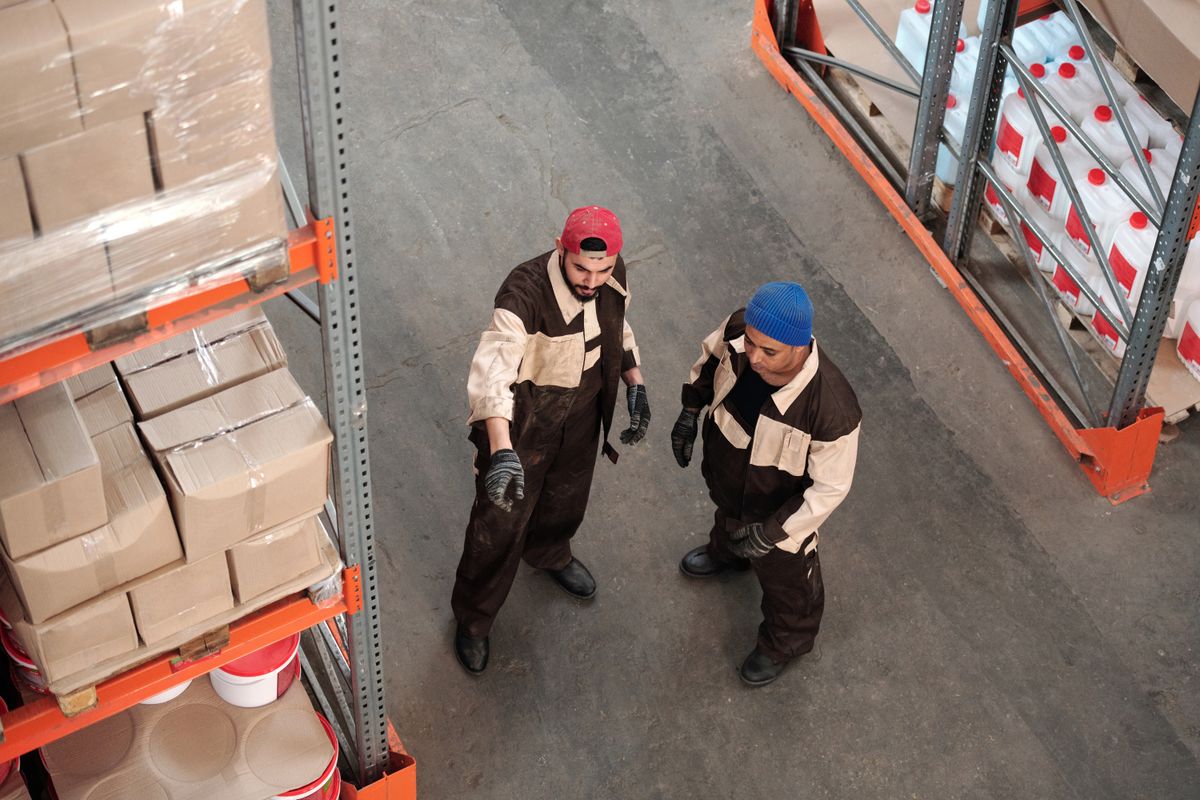 Equipo de trabajadores en una nave